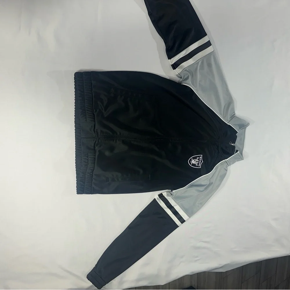 RAIDERS Men's Black and Gray Jacket size M pre
Owned Exellent condition. - Picture 2 of 7